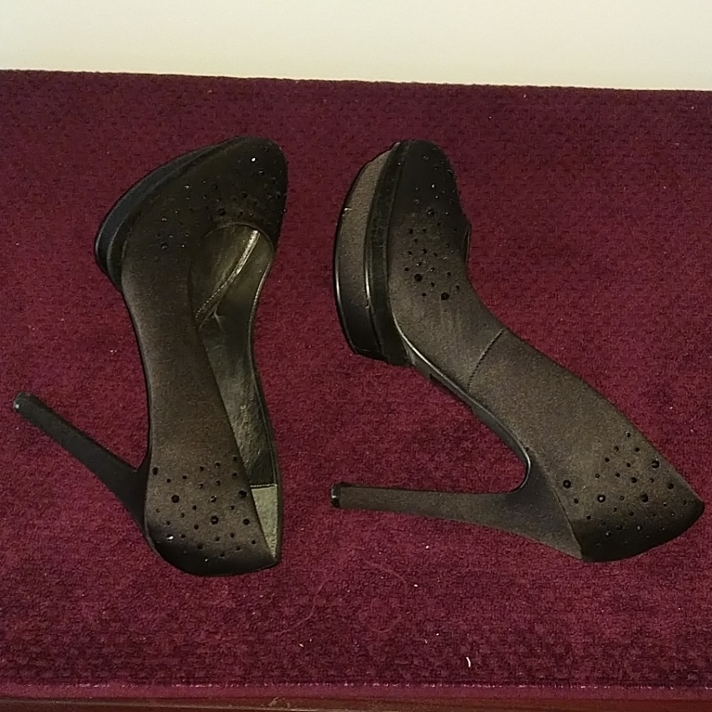 Black pumps!!! Sparkly!! But classy.